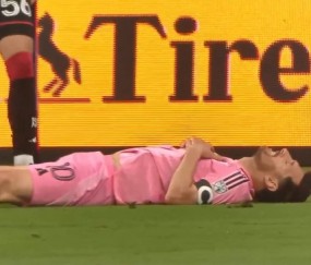 梅西小禁区前扣过对手，兜射擦着门柱偏出后躺在地上叹息